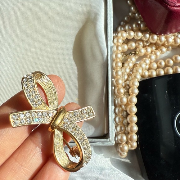 CHRISTIAN DIOR GOLDTONE RHINESTONE BOW BROOCH - Picture 2 of 12